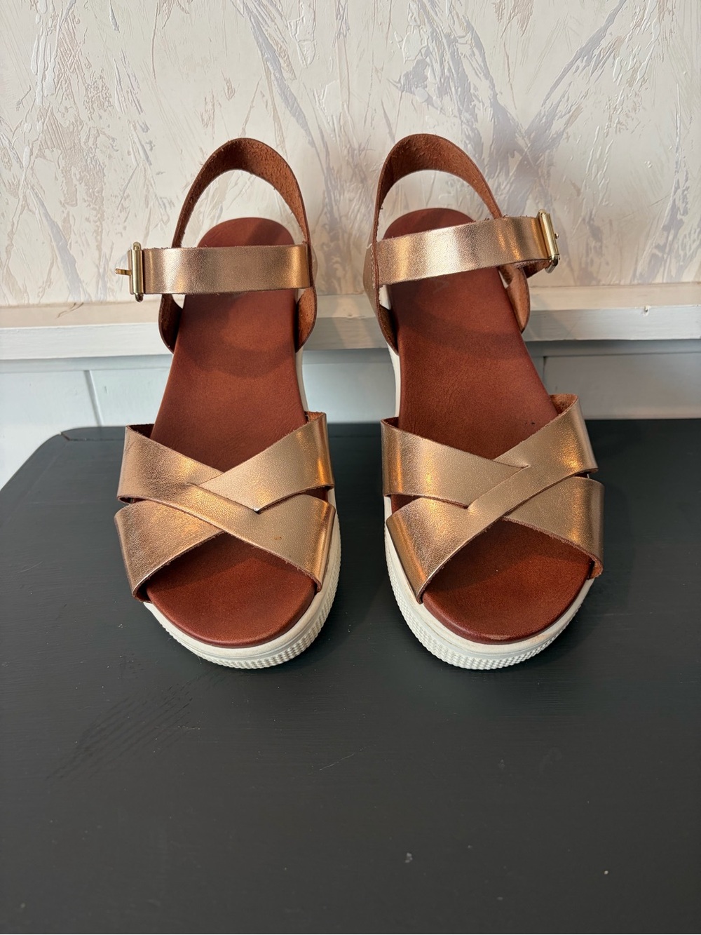 MIA "Ellen" sandals feature rose gold metallic criss-cross straps Sz 7